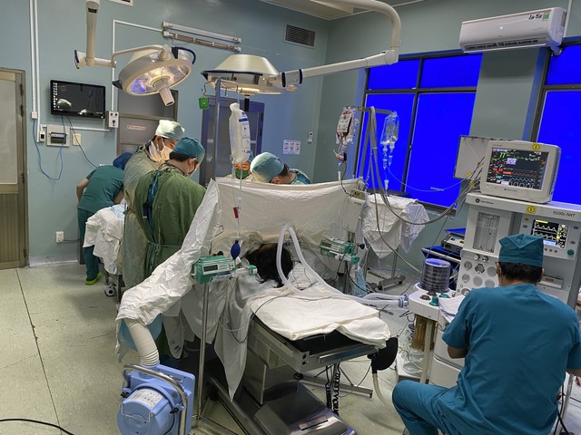 Bệnh viện Nhân dân Gia Định thông tin thai phụ bị cây xanh đè bị thương nặng - Ảnh 1.