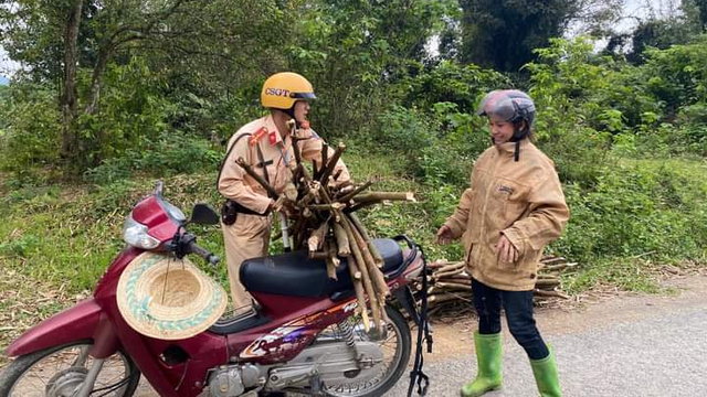 'Đốn tim' cảnh sát giao thông chia sẻ xăng cho người phụ nữ - Ảnh 2.