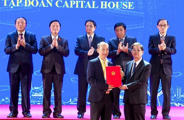 Đại diện Tập đoàn Capital House, ông Đỗ Đức Đạt - Chủ tịch HĐQT (bên trái ảnh) nhận nhiệm vụ thực hiện nghiên cứu đầu tư xây dựng NƠXH đạt tiêu chuẩn công trình Xanh từ lãnh đạo cấp cao tỉnh Khánh Hòa, ông Nguyễn Tấn Tuân - Phó Bí thư Tỉnh Ủy, Chủ tịch UBND tỉnh