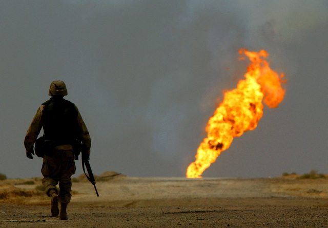 Giá dầu tăng do OPEC+ bất ngờ cắt giảm sản lượng, Mỹ phản ứng - Ảnh 1.