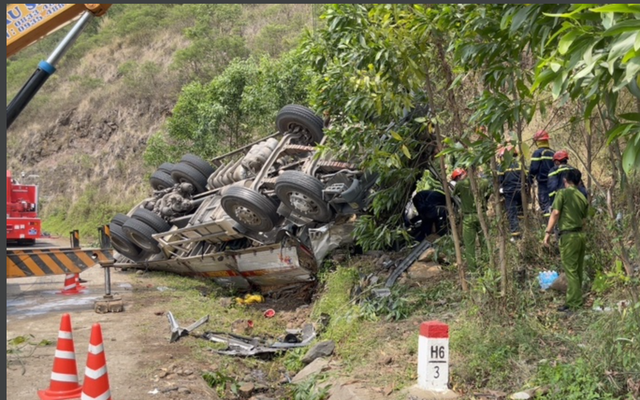 Vụ xe tải lật vào vách núi ở Phú Yên: Nỗ lực cứu người bị thương - Ảnh 1.