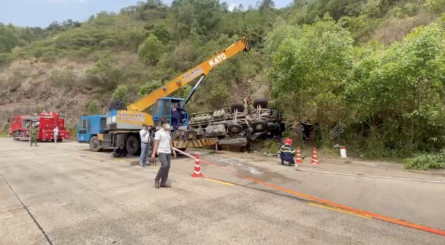 Vụ xe tải lật vào vách núi ở Phú Yên: Đã xác định danh tính nạn nhân - Ảnh 1.