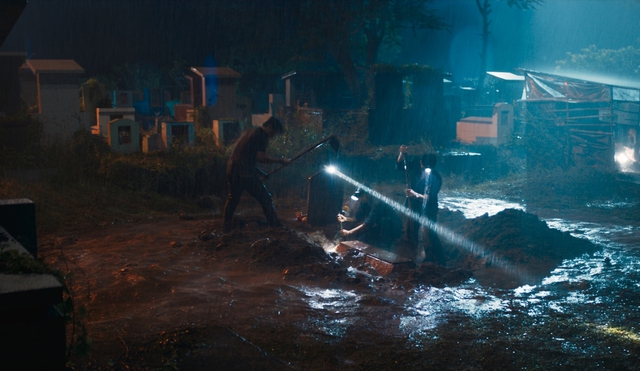 Trailer 'Lật mặt 6' gây sốc với cảnh Trung Dũng nhai miểng chai  - Ảnh 3.