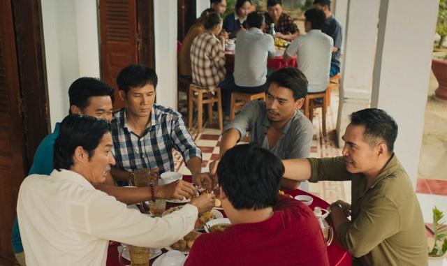 Trailer 'Lật mặt 6' gây sốc với cảnh Trung Dũng nhai miểng chai  - Ảnh 1.