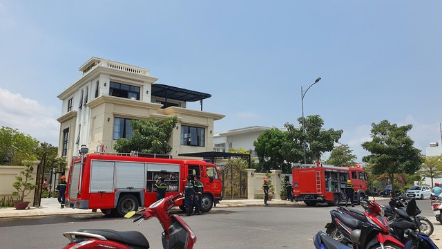 Cháy lớn trong căn biệt thự tại Nha Trang - Ảnh 1.