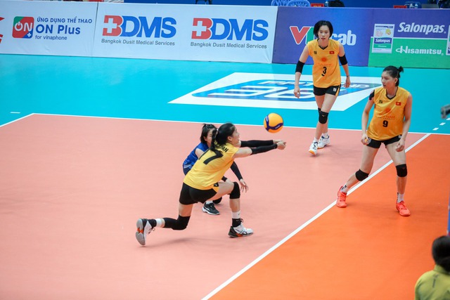 Đánh bại đại diện Trung Quốc, tuyển bóng chuyền nữ Việt Nam làm nên lịch sử - Ảnh 1.