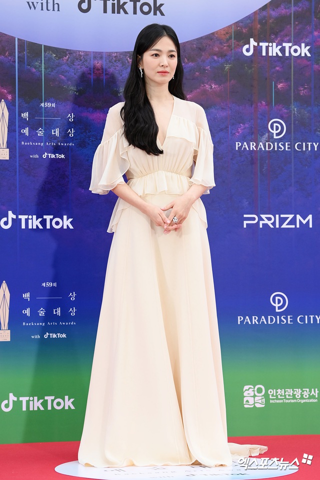 Song Hye Kyo, IU gây sốc khi diện trang sức tiền tỉ lên thảm đỏ - Ảnh 3.