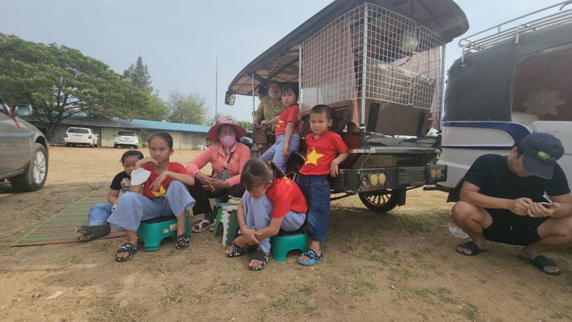 Gia đình 3 thế hệ dồn lên 2 xe tuk tuk cỡ lớn, mang theo đồ ăn để đến sân Prince ủng hộ U.22 Việt Nam