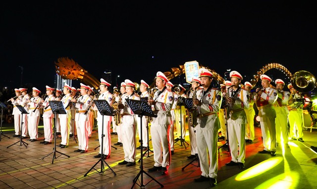 Đà Nẵng: Lần đầu người dân được xem công an diễu hành, trình diễn nhạc  - Ảnh 4.