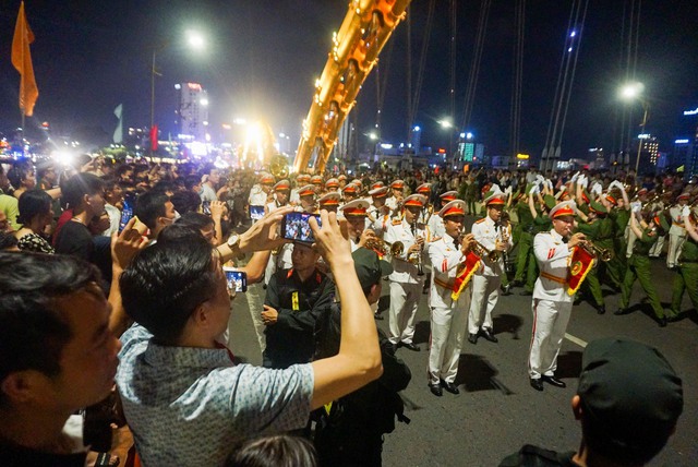 Đà Nẵng: Lần đầu người dân được xem công an diễu hành, trình diễn nhạc  - Ảnh 7.