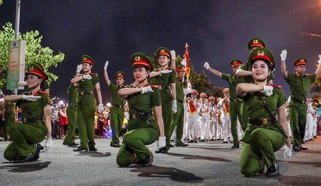 Đà Nẵng: Lần đầu người dân được xem công an diễu hành, trình diễn nhạc  - Ảnh 9.