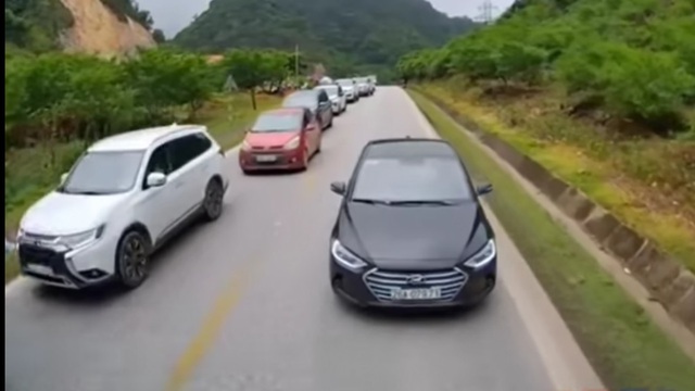 Dân mạng ủng hộ ‘tài xế cứng’ lái xe chặn đường, ‘dẹp’ dàn ô tô vượt ẩu - Ảnh 2. Dân mạng ủng hộ ‘tài xế cứng’ lái xe chặn đường, ‘dẹp’ dàn ô tô vượt ẩu - Ảnh 2.