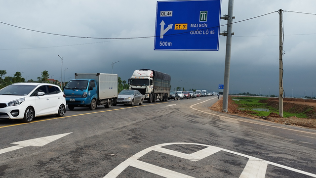 Cao tốc Mai Sơn - QL45 ngày đầu tiên sau khi thông xe - Ảnh 2.