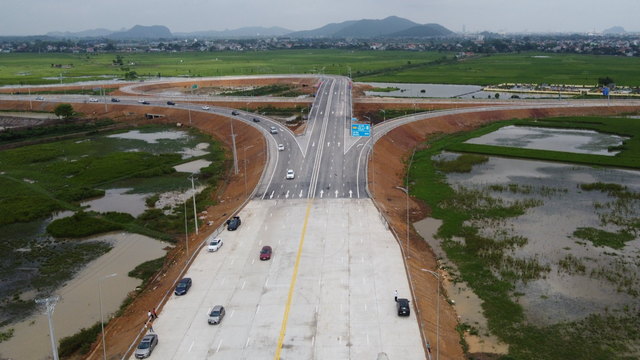 Cao tốc Mai Sơn - QL45 ngày đầu tiên sau khi thông xe - Ảnh 1.