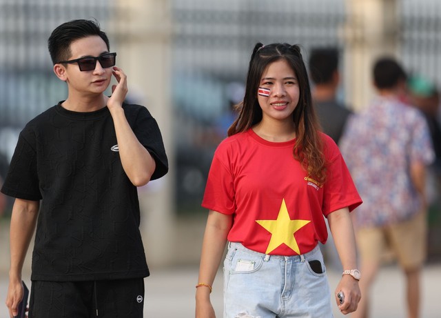 Sắc đỏ yêu thương cổ vũ U.22 Việt Nam trên sân Prince - Ảnh 1.