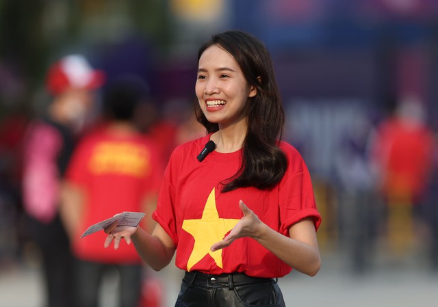 Sắc đỏ yêu thương cổ vũ U.22 Việt Nam trên sân Prince - Ảnh 2.