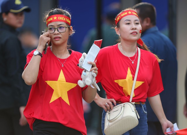 Sắc đỏ yêu thương cổ vũ U.22 Việt Nam trên sân Prince - Ảnh 3.