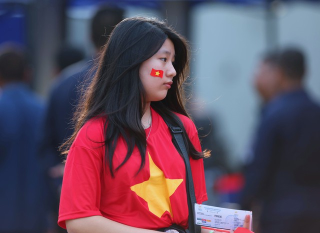 Sắc đỏ yêu thương cổ vũ U.22 Việt Nam trên sân Prince - Ảnh 5.