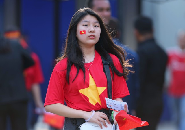 Sắc đỏ yêu thương cổ vũ U.22 Việt Nam trên sân Prince - Ảnh 6.