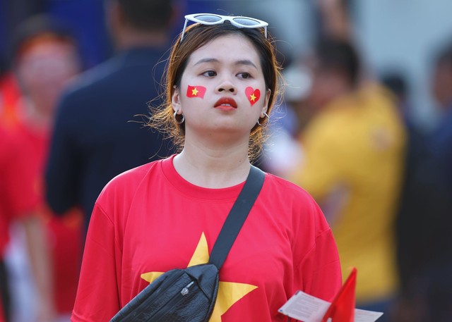 Sắc đỏ yêu thương cổ vũ U.22 Việt Nam trên sân Prince - Ảnh 7.