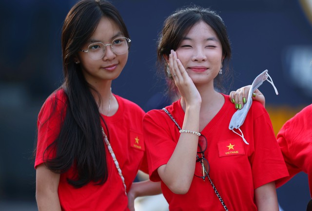 Sắc đỏ yêu thương cổ vũ U.22 Việt Nam trên sân Prince - Ảnh 9.