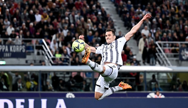 Juventus sảy chân, đội bóng của HLV Mourinho 'tụt dài' sau vòng 32 - Ảnh 1.