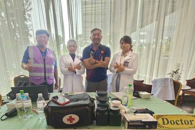 Tác giả và nhóm bác sĩ trực tại khách sạn Phnom Penh
