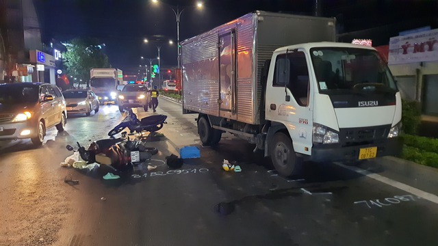 Tai nạn liên hoàn ở Tiền Giang: 1 người tử vong, 4 người bị thương - Ảnh 1.