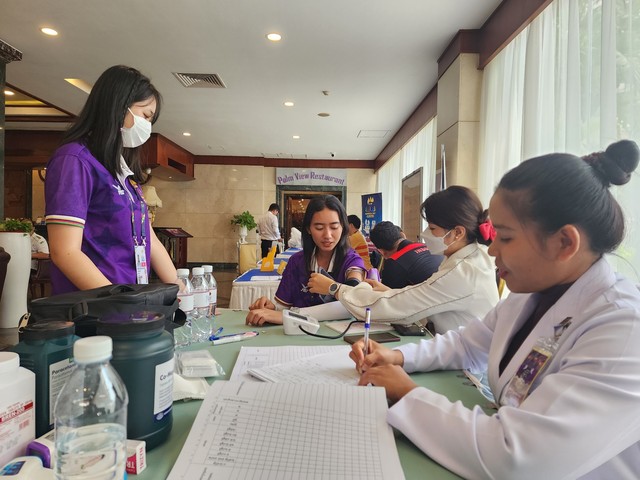 Các nữ tình nguyện viên nhờ các bác sĩ ở khách sạn Phnom Penh kiểm tra sức khỏe