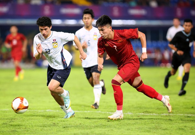 HLV Troussier: 'Cầu thủ U.22 Việt Nam căng thẳng trước U.22 Lào' - Ảnh 3.