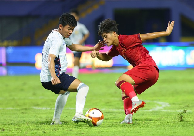 HLV Troussier: 'Cầu thủ U.22 Việt Nam căng thẳng trước U.22 Lào' - Ảnh 1.
