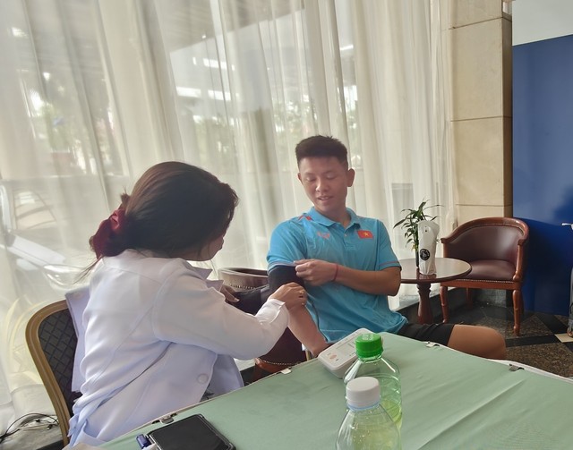 Hậu vệ U.22 Việt Nam Vũ Tiến Long được các bác sĩ do huyết áp