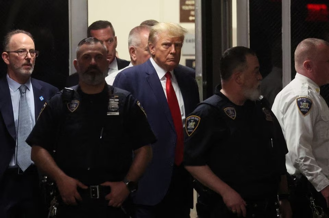 Ông Trump ra tòa, bác bỏ 34 tội danh - Ảnh 3. Ông Trump ra tòa, bác bỏ 34 tội danh - Ảnh 3.