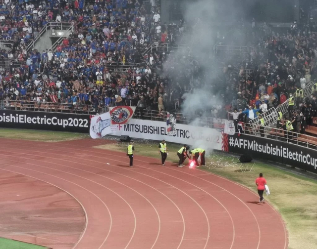 CĐV lần thứ 3 đốt ph&aacute;o s&aacute;ng, Th&aacute;i Lan bị phạt 20.000 USD - Ảnh 2.