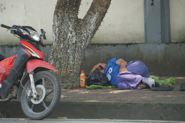 Hà Tĩnh: Nhọc nhằn mưu sinh trong ngày nắng nóng đầu mùa - Ảnh 6.