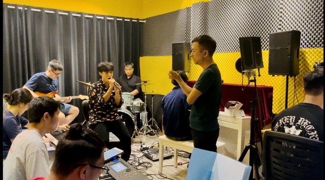 Nghệ sĩ GenZ Võ Việt Phương mở màn tour nhạc với show 'Nắnghạ' tại ĐH Luật TP.HCM - Ảnh 10.