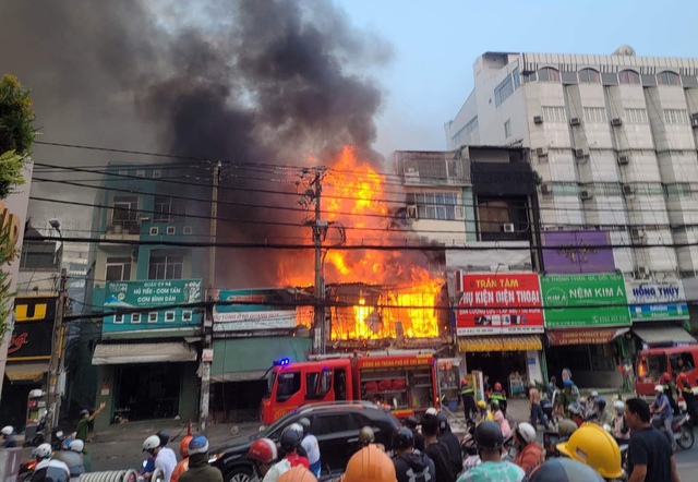 TP.HCM: Cháy rụi quán ăn ở Q.Bình Thạnh, lan sang 2 cửa hàng khác - Ảnh 1.