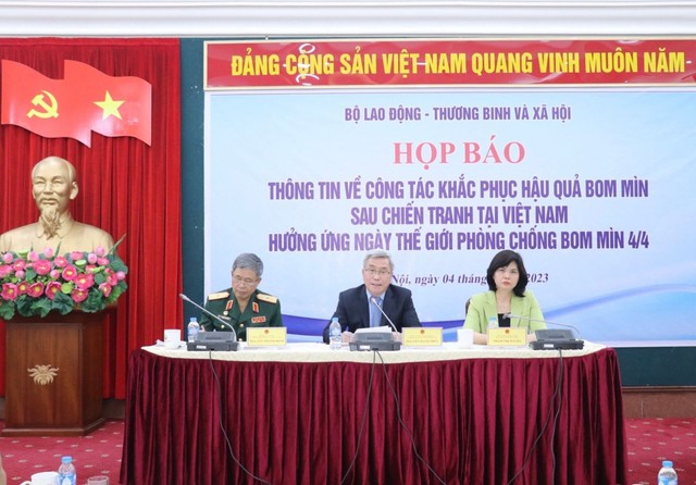 Việt Nam còn khoảng 5,6 triệu ha đất ô nhiễm bom mìn - Ảnh 1.