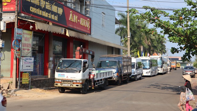 Trung tâm đăng kiểm tại Bình Phước quá tải khi các tỉnh ùn ùn kéo về - Ảnh 4.