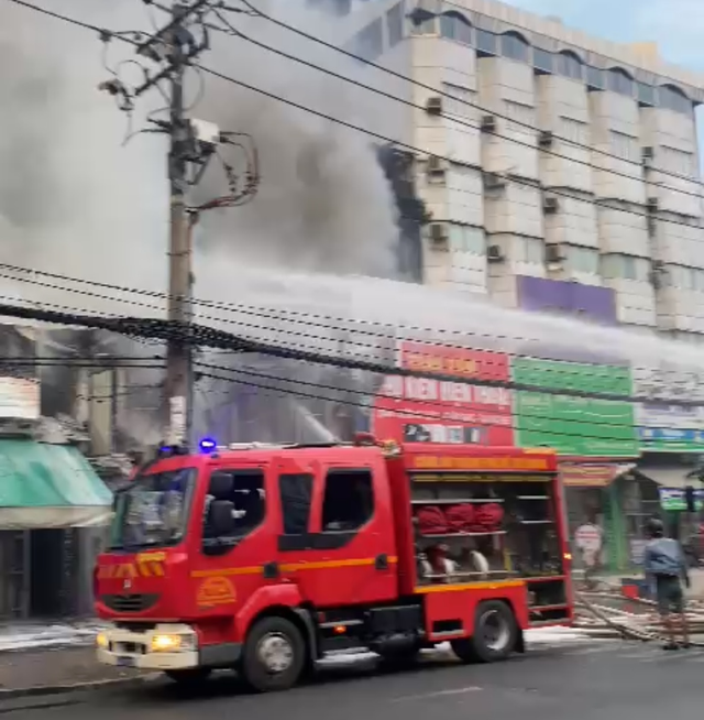 TP.HCM: Cháy rụi quán ăn ở Q.Bình Thạnh, lan sang 2 cửa hàng khác - Ảnh 2.