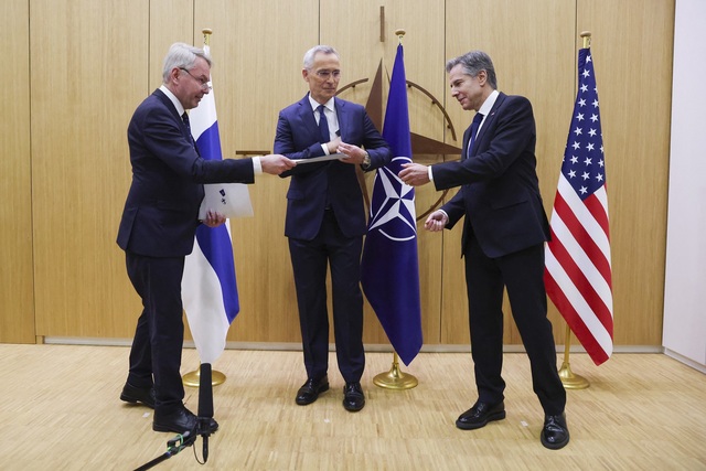 Phần Lan chính thức gia nhập NATO, Ngoại trưởng Mỹ gửi thông điệp tới Tổng thống Putin - Ảnh 1.
