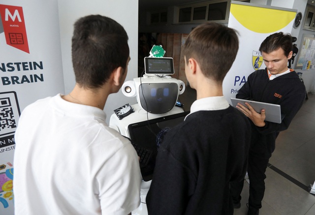 Robot trang bị ChatGPT 'làm chấn động' các lớp học ở đảo quốc Síp - Ảnh 2.
