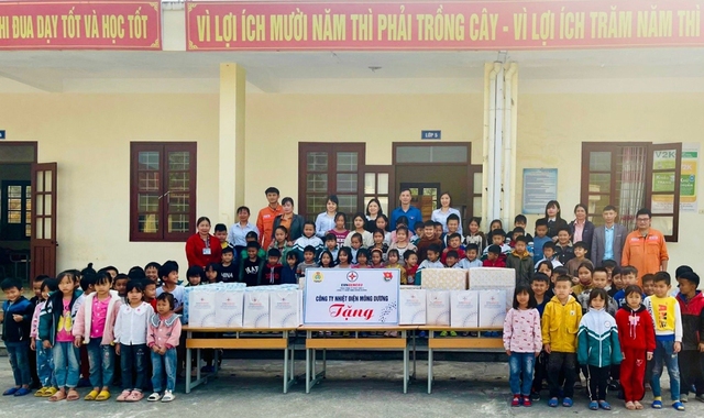 Công ty Nhiệt điện Mông Dương tặng quà cho các em học sinh Trường tiểu học Nguyễn Trãi, TP.Cẩm Phả