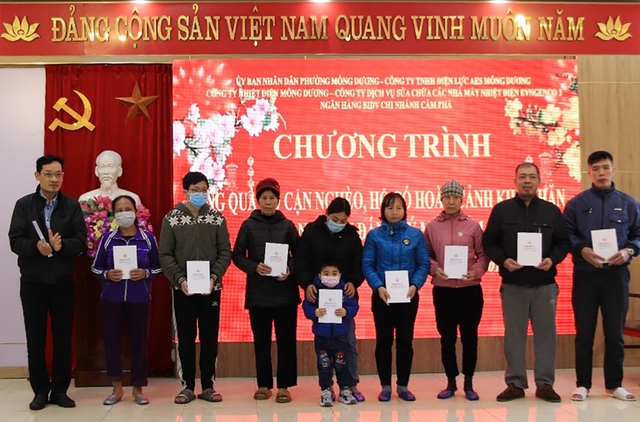 Công ty Nhiệt điện Mông Dương tặng quà cho các hộ gia đình khó khăn
