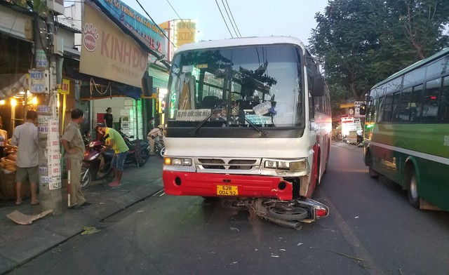 TP.HCM: Xe đưa rước công nhân cuốn nữ sinh vào gầm - Ảnh 1.