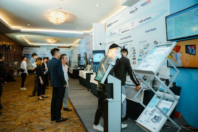 Sản phẩm và giải pháp công nghệ trưng bày tại sự kiện luôn là điểm nhấn thu hút sự quan tâm của khách tham dự