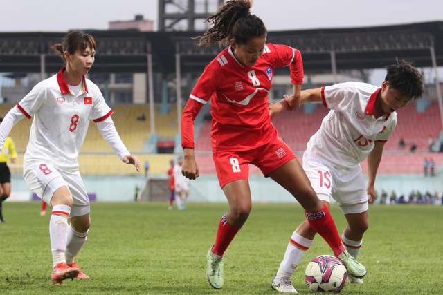 Thắng đậm Nepal, đội tuyển nữ Việt Nam tiến gần vòng loại thứ hai Olympic 2024 - Ảnh 1.