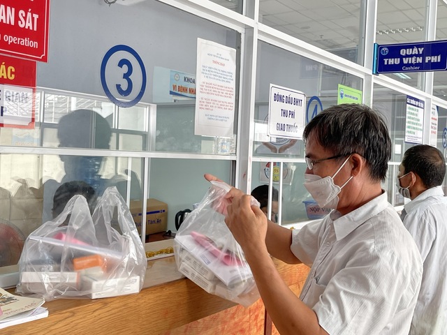 Bệnh viện ở TP.HCM ráo riết mua sắm thuốc, trang thiết bị y tế - Ảnh 1.