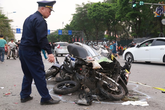 Vụ ô tô 'điên' tông 17 xe máy: Tài xế mặt tái mét, ôm đầu khóc - Ảnh 1.