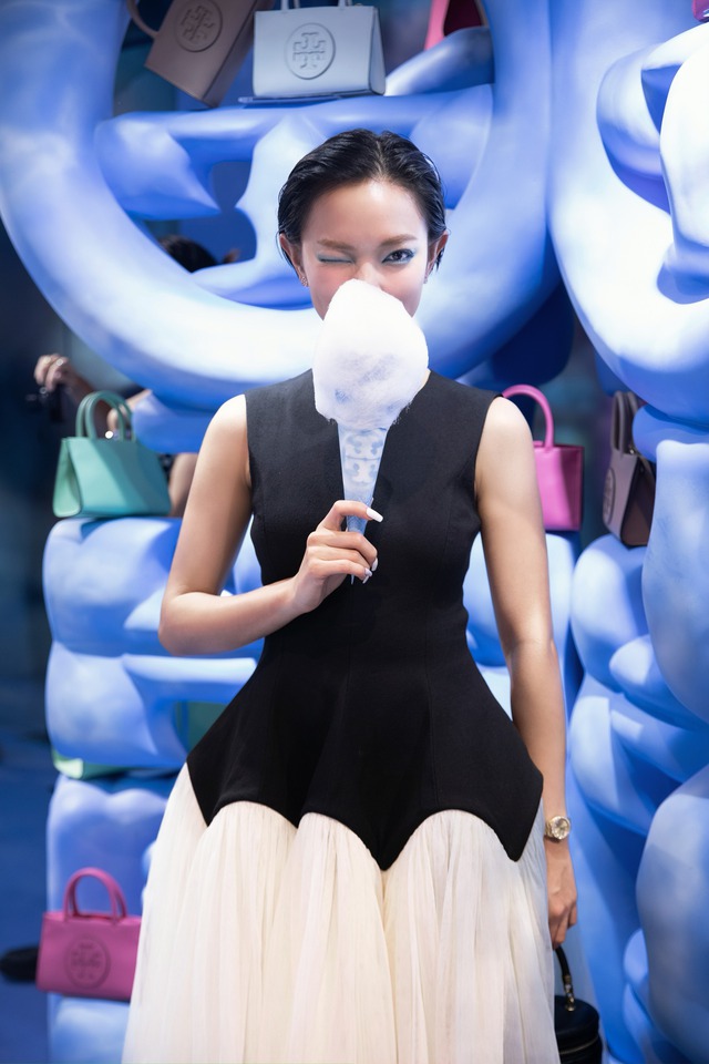 Châu Bùi hóa công chúa dự tiệc “trên mây” của Tory Burch tại Singapore - Ảnh 2.